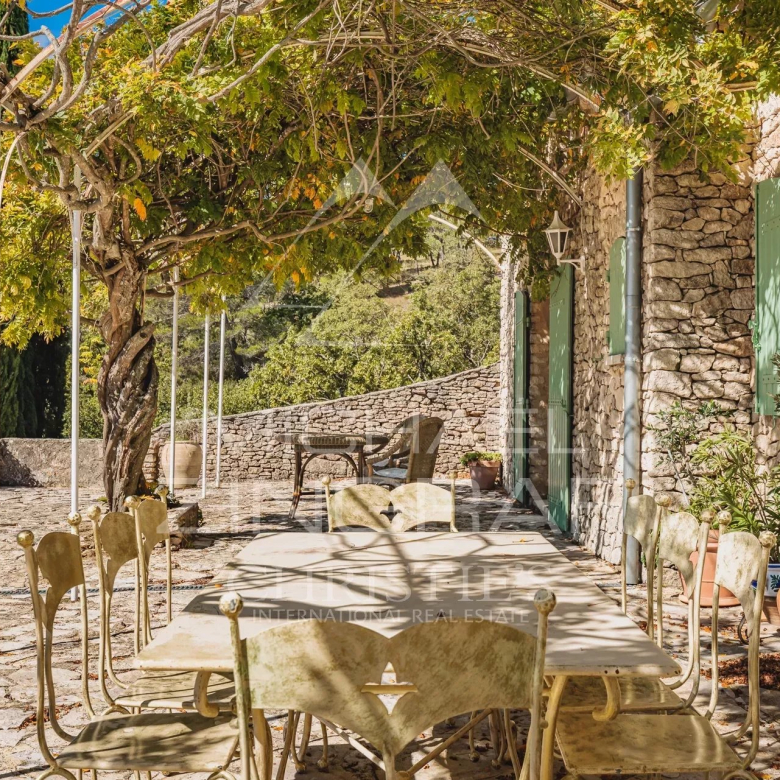 Rare : mas XVIIIe authentique à rénover avec panorama sur le Luberon