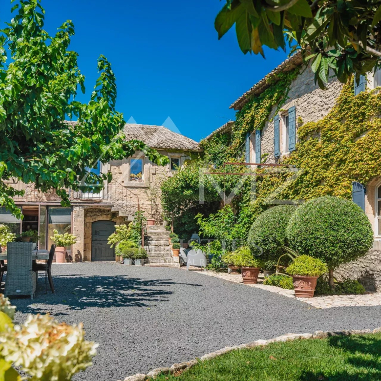 Rare : mas XVIIIe authentique à rénover avec panorama sur le Luberon