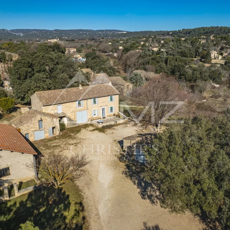 Entre tradition et contemporain, superbe maison en pierre de plain-pied avec piscine et vue sur le Luberon. Vendue entièrement meublée.