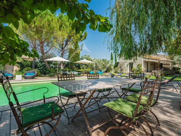 Gordes -Élégante villa en pierre bénéficiant d’une vue et d’un terrain constructible