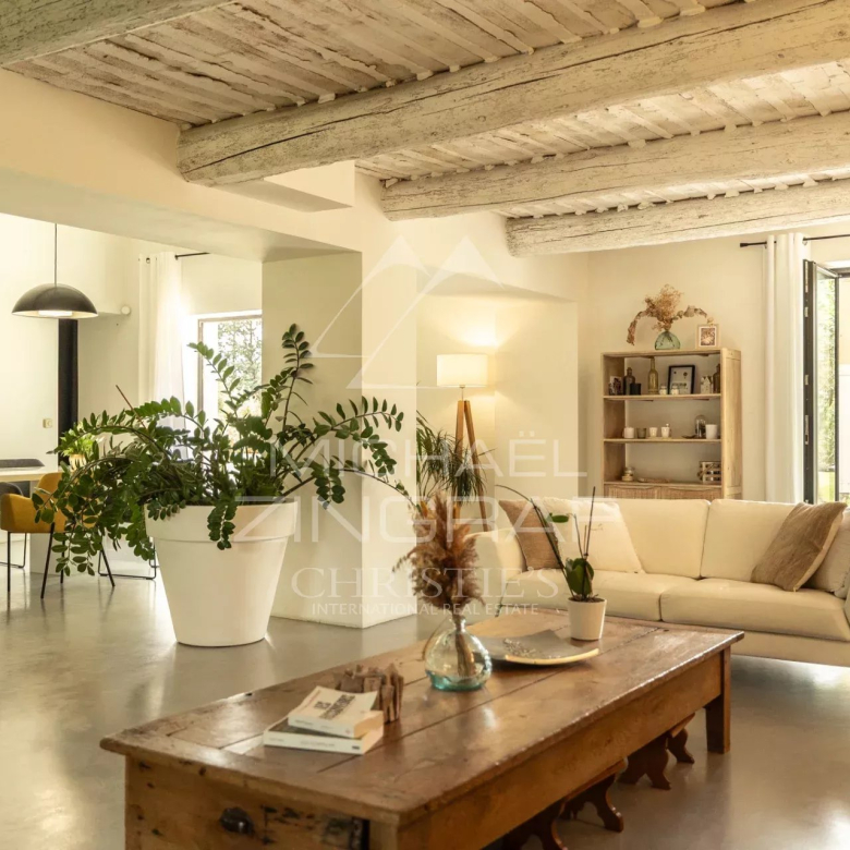 Gordes -Élégante villa en pierre bénéficiant d’une vue et d’un terrain constructible