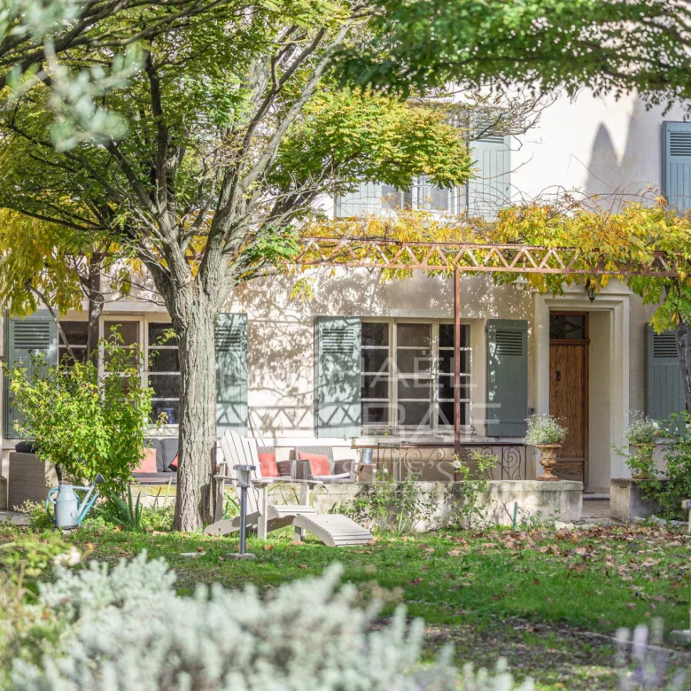 Exclusivité – Murs – Belle maison en pierres avec piscine et vue dégagée