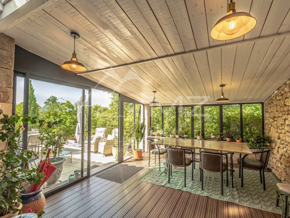 Exclusivité – Murs – Belle maison en pierres avec piscine et vue dégagée