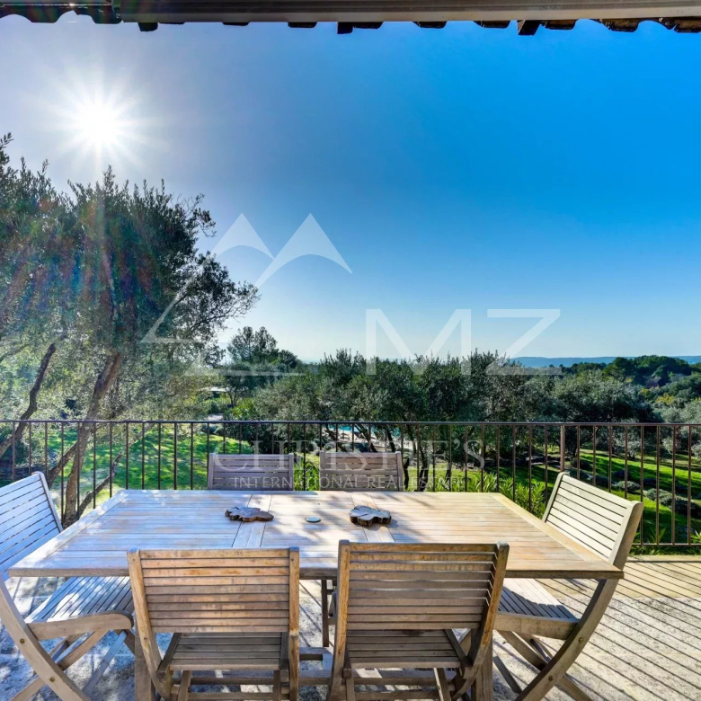 Mas d’exception entièrement rénové sur un terrain de 2.6 ha avec piscine.