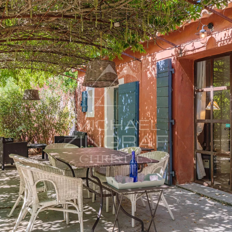 Cabrières-d’Avignon – Belle maison avec terrain boisé et piscine proche du village