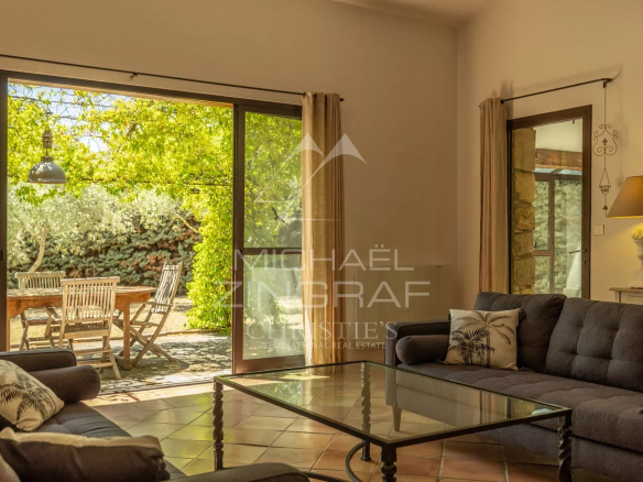 Gordes – Charmante maison en pierre de plain-pied avec piscine