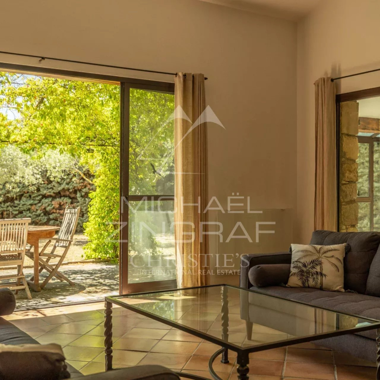 2* HOTEL RESTAURANT (Walls and business) – IN THE HEART OF THE LUBERON – EXCEPTIONAL PANORAMIC VIEW.