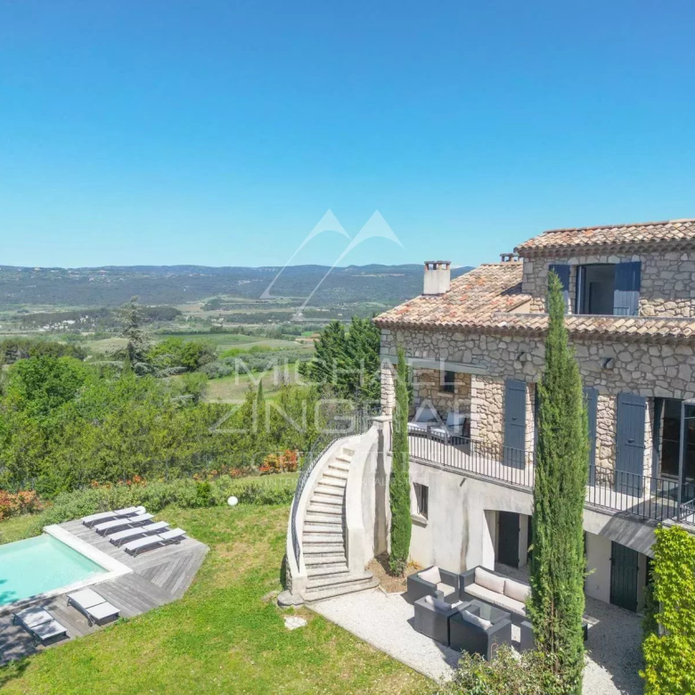 Just steps from the beaches, 3 bedrooms with a glimpse of the sea