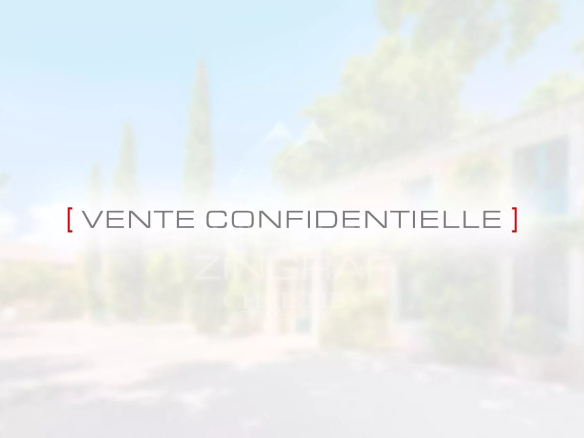 Exceptional 18th-century Bastide near L'Isle-sur-la-Sorgue, set in 6.3 hectares of parkland with a prestigious reception hall