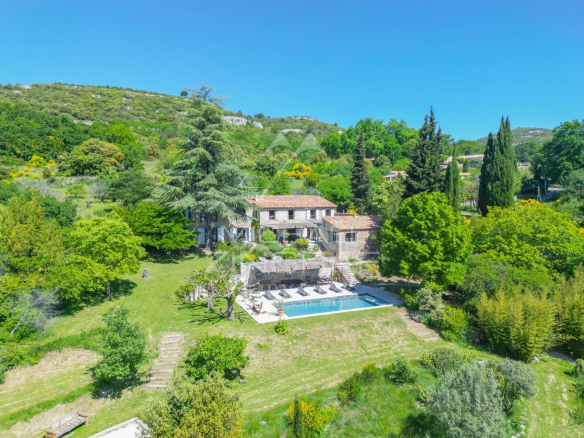Luberon – Superb stone property on 3.5 hectares of land with exceptional views