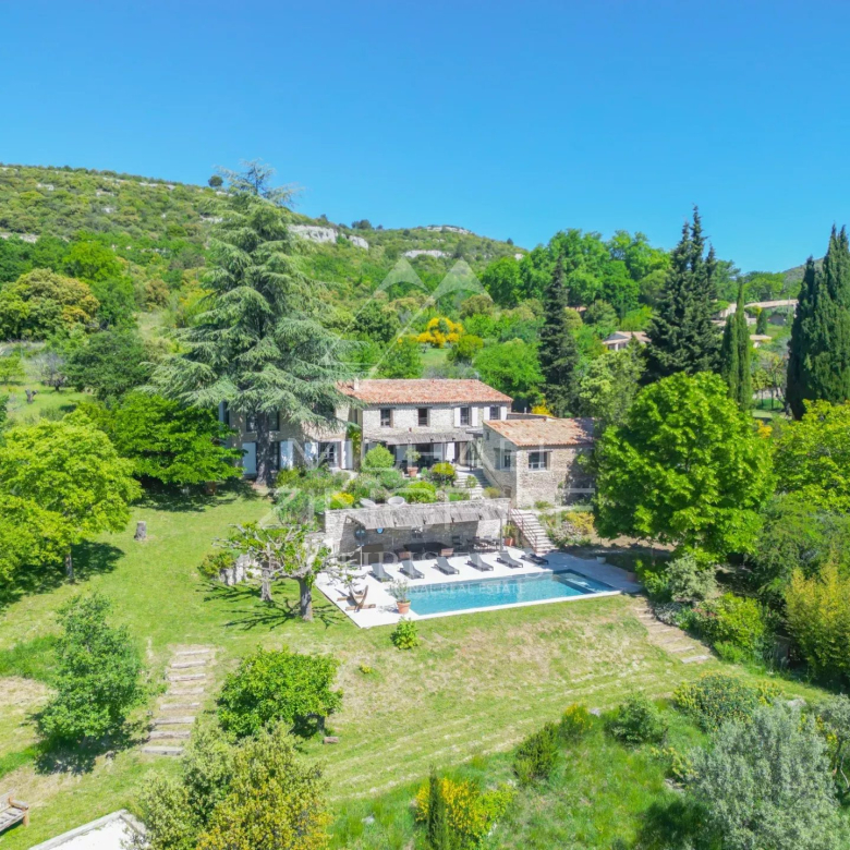 Exceptional 18th-century Bastide near L'Isle-sur-la-Sorgue, set in 6.3 hectares of parkland with a prestigious reception hall