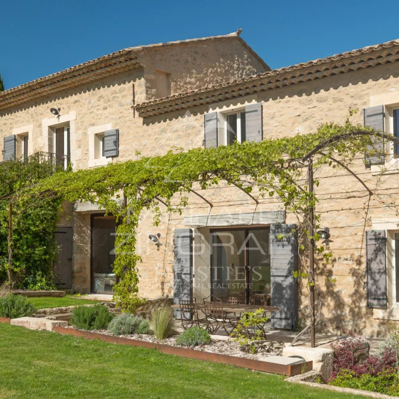 Oppède – Beautiful hamlet house with exceptional views and close to shops