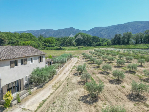 Oppède – Beautiful hamlet house with exceptional views and close to shops