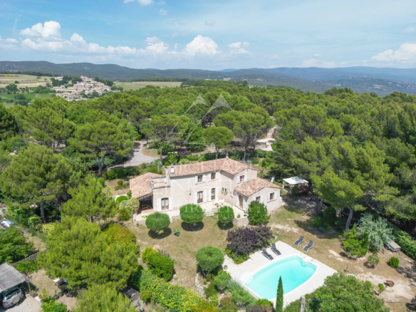 Exclusivité – Charmante maison provençale en pierre avec piscine au cœur du Luberon