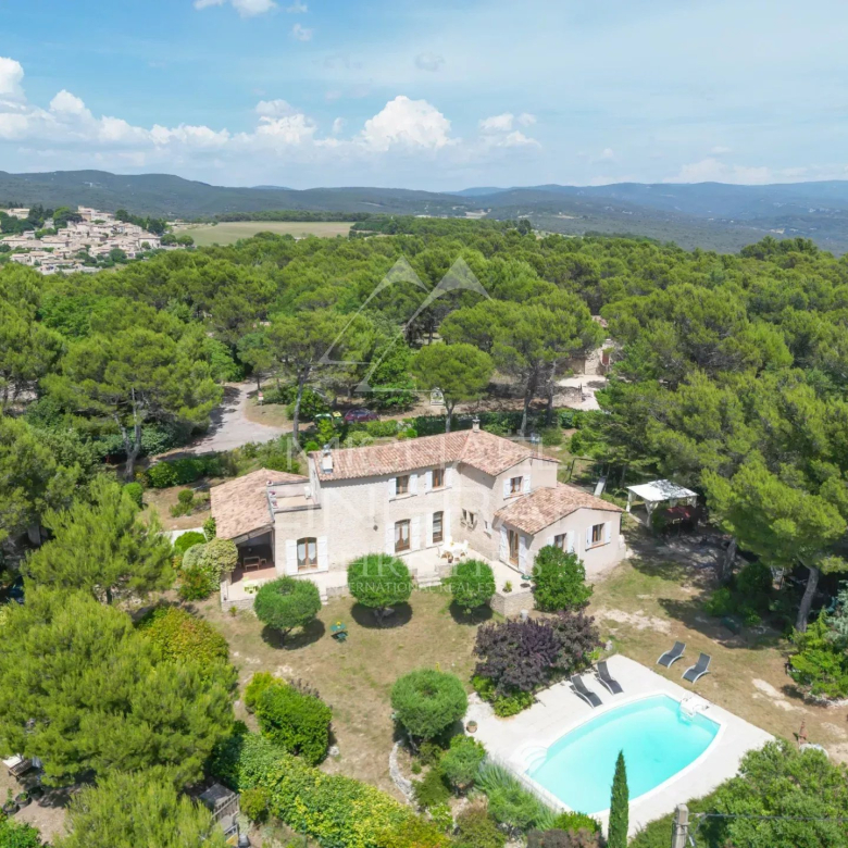 Exclusive – Unique property in the heart of the Luberon with exceptional views