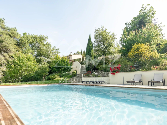 Exclusivité – Proche Gordes – Propriété de charme avec piscine et dépendances
