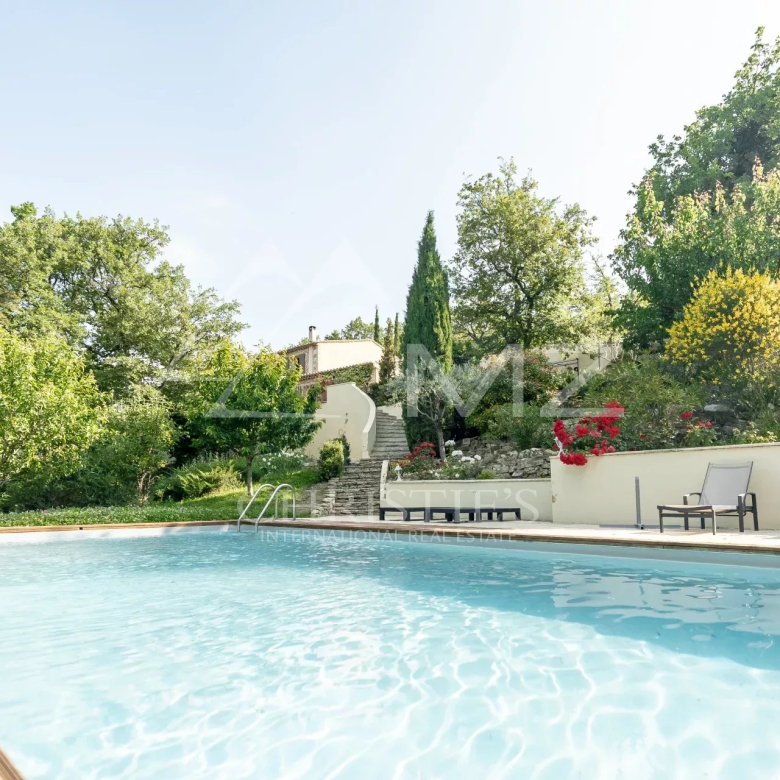 Gordes – Renovated stone house with swimming pool near the village