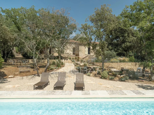 Gordes – Maison en pierre rénovée avec piscine proche du village