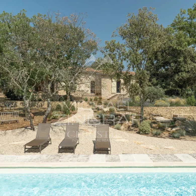 At the gateway to the Luberon – Superb stone farmhouse with swimming pool and view