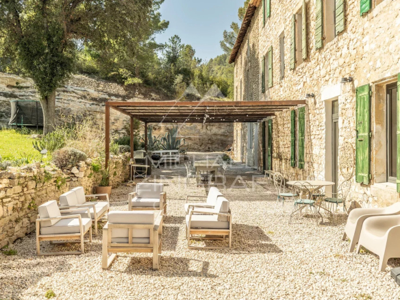 At the gateway to the Luberon – Superb stone farmhouse with swimming pool and view