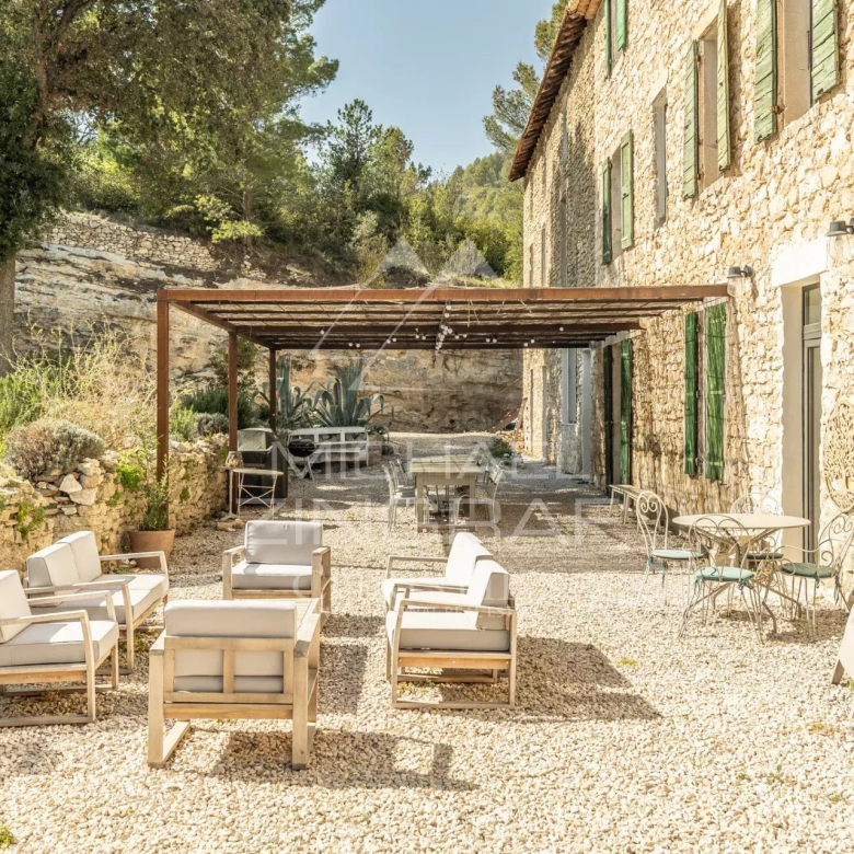 Gordes – Renovated stone house with swimming pool near the village