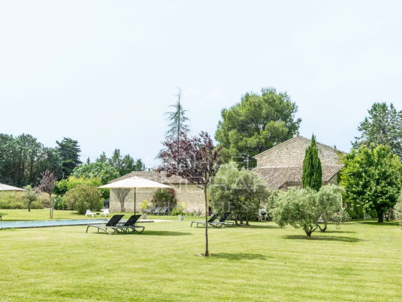 EXCLUSIVE – LUBERON – AUTHENTIC STONE FARMHOUSE WITH COTTAGES AND SWIMMING POOL