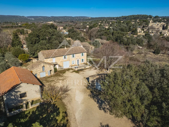 GORDES – Authentic 19th-century farmhouse to renovate with commanding views
