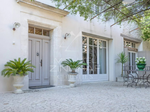 Exclusive listing – Near L'Isle-sur-la-Sorgue – Magnificent renovated manor house with swimming pool