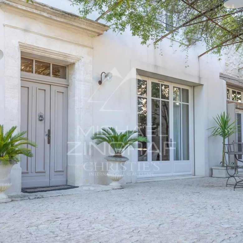 LARGE DETACHED 6-BEDROOM HOUSE NEAR METRO!