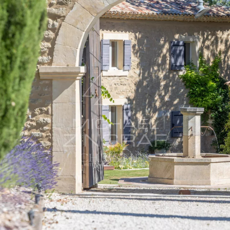 Splendide propriété provençale composée de 2 habitations, en