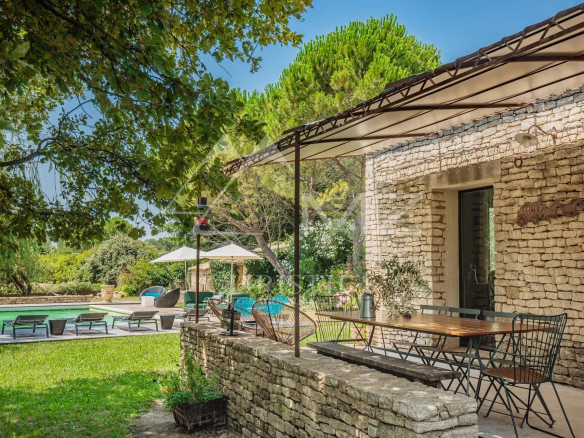 Gordes  – Belle maison en pierre sur un terrain constructible avec piscine