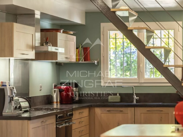 Modern and bright kitchen in a property in the Luberon, with wooden elements and appliances.