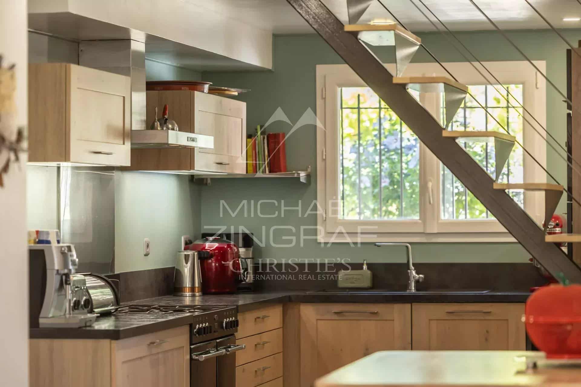 Modern and bright kitchen in a property in the Luberon, with wooden elements and appliances.