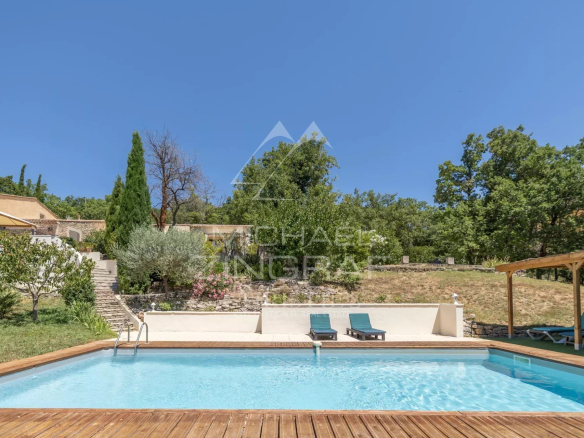 Swimming pool surrounded by greenery in a spacious property near Gordes, Luberon.