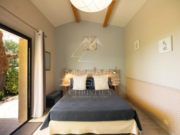 Bright room with access to the outside, simply decorated in a property in the Luberon.