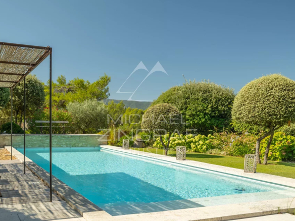 Provençal house with swimming pool and landscaped garden in Gordes, overlooking the plain and the Luberon.