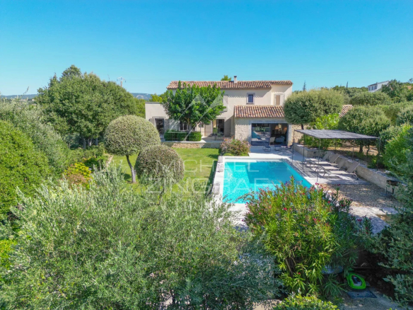Provençal house with swimming pool and garden in Gordes, panoramic view over the plain and the Luberon.