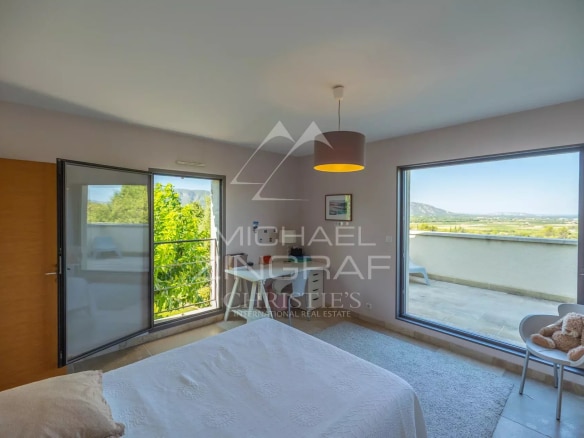 Bright room with panoramic views of the plain and the Luberon, Provençal house in Gordes.