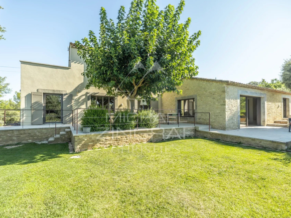 Provençal house with garden and swimming pool in Gordes, overlooking the plain and the Luberon.