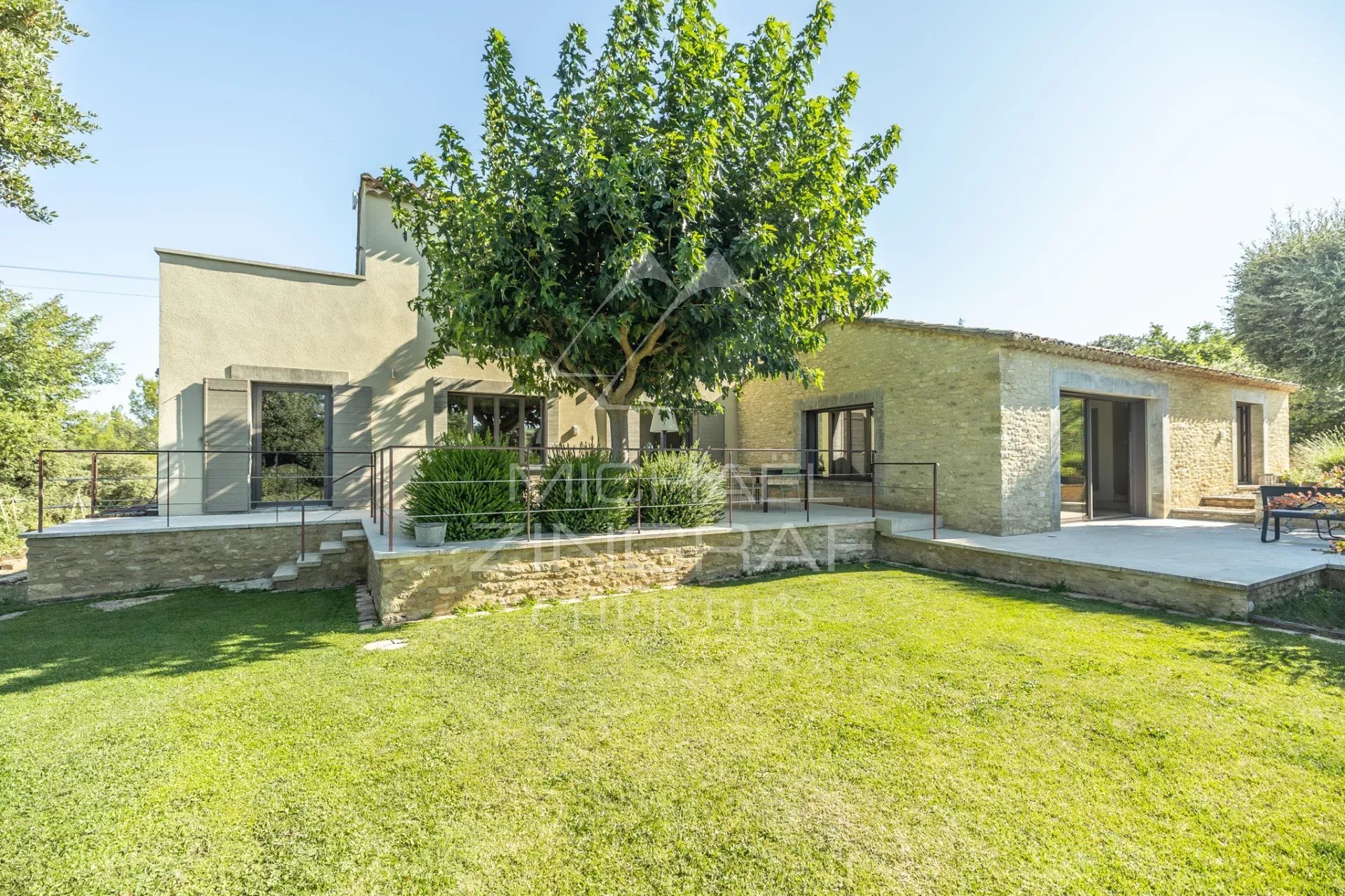 Provençal house with garden and swimming pool in Gordes, overlooking the plain and the Luberon.