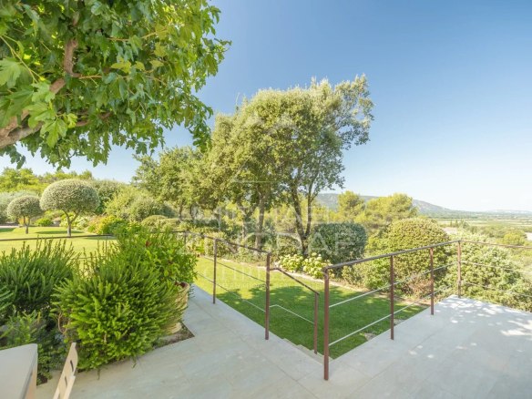 Panoramic view from a Provençal house with garden in Gordes