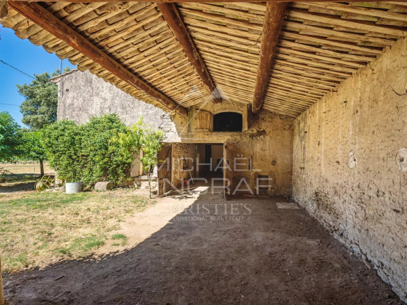 Intérieur d'un mas XVIIIe à rénover, avec murs en pierre et plafond en tuiles, à Gordes.
