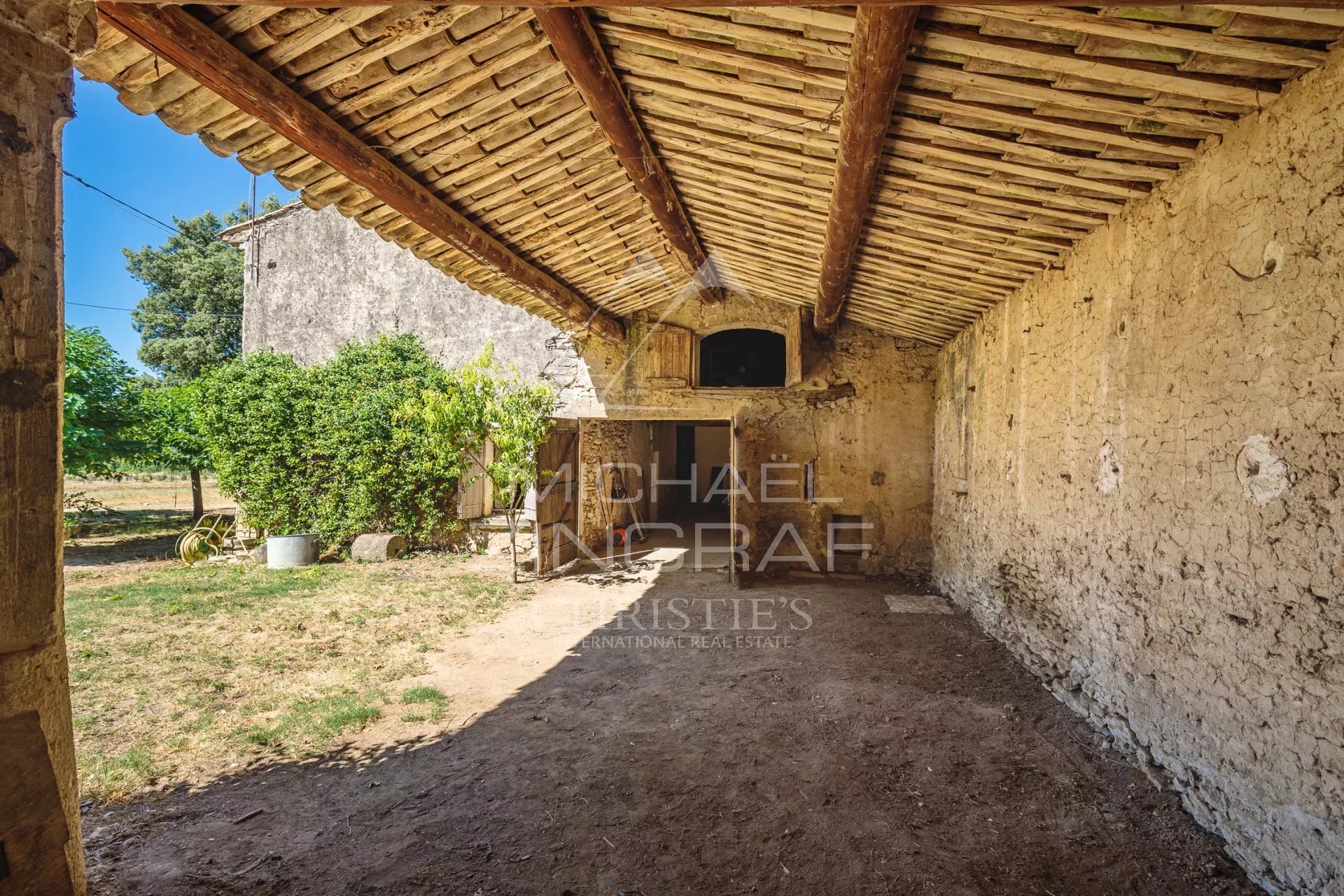 Intérieur d'un mas XVIIIe à rénover, avec murs en pierre et plafond en tuiles, à Gordes.