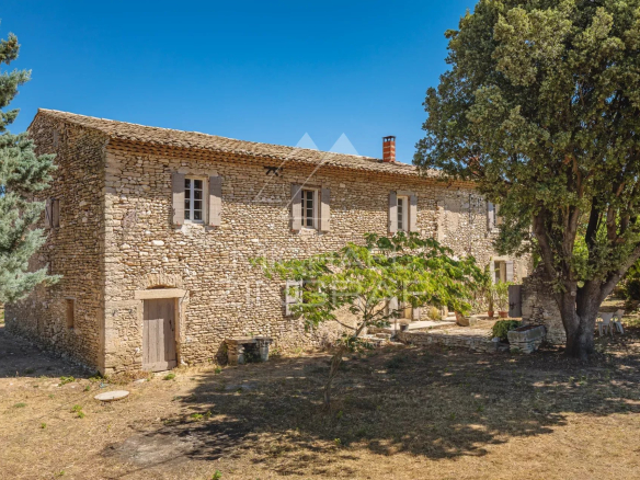Mas en pierre du XVIIIe siècle à rénover, situé à Gordes, vue sur le Luberon.
