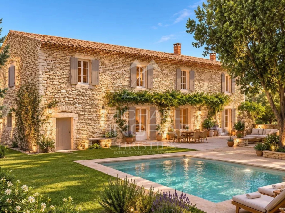 Mas XVIIIe en pierre avec piscine et jardin, vue sur le Luberon, Gordes.
