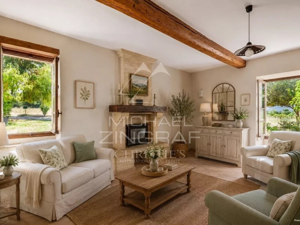 Intérieur d'un mas XVIIIe à rénover avec vue sur la campagne provençale.