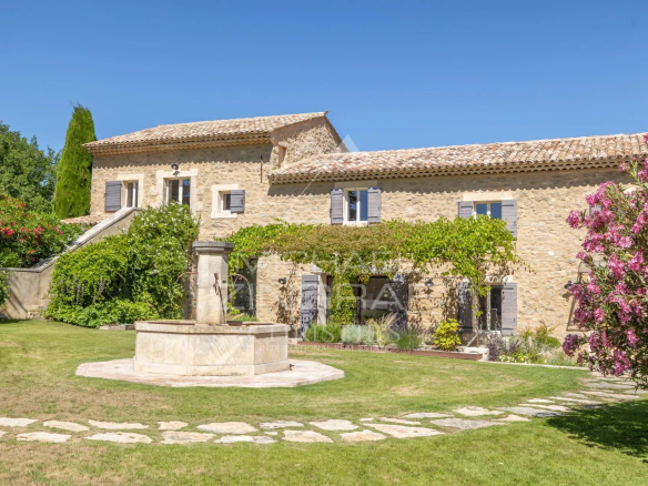 Renovated farmhouse with garden and fountain, surrounded by vineyards and olive groves in Oppède.
