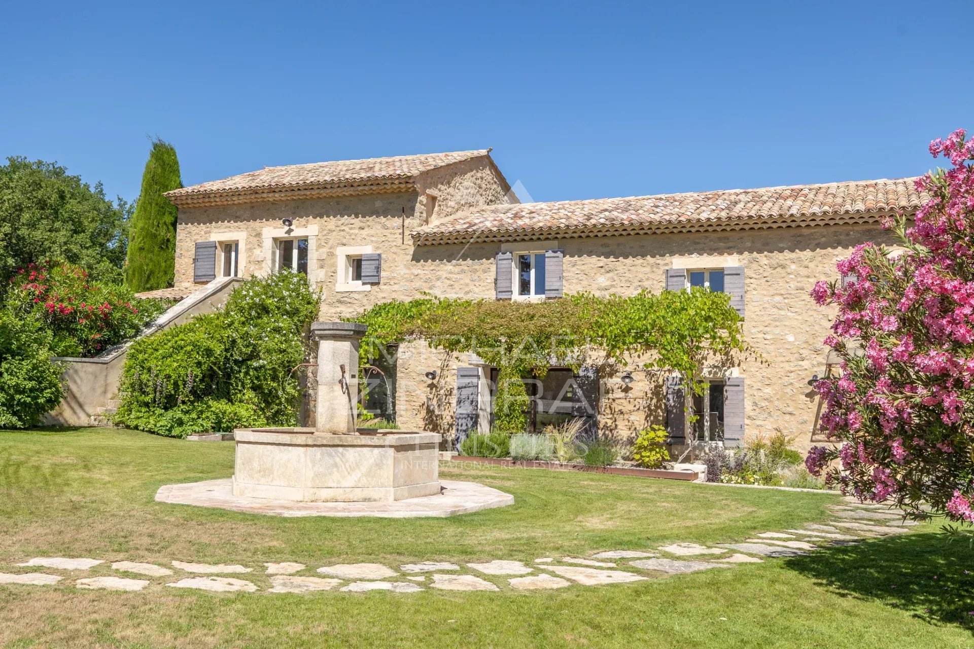 Renovated farmhouse in Oppède Renovated farmhouse with garden and fountain, surrounded by vineyards and olive groves in Oppède.