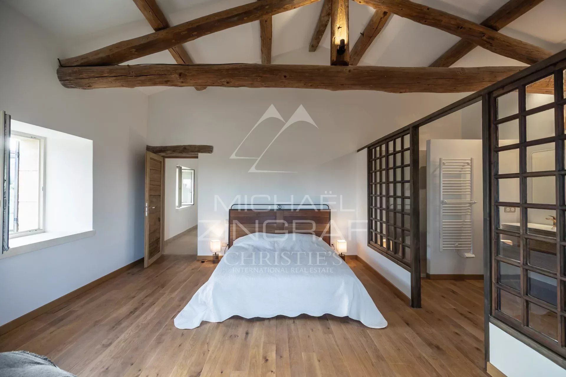Room in a renovated farmhouse in Oppède Room in a renovated farmhouse with exposed beams and parquet flooring, natural light.
