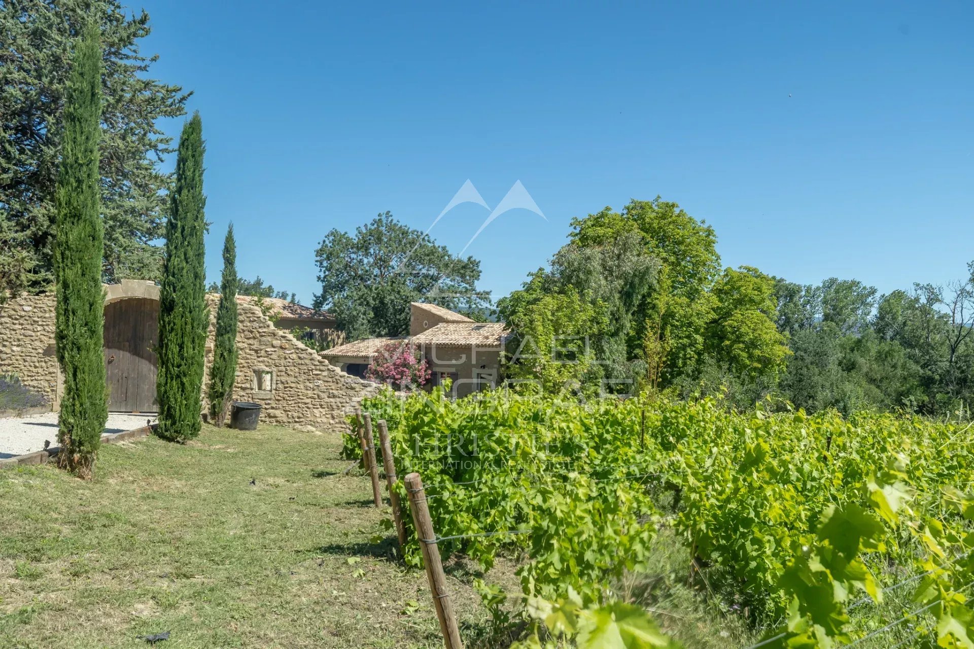 Renovated farmhouse in Oppède Renovated farmhouse with vines and trees, 2.6 hectares of land in Oppède.